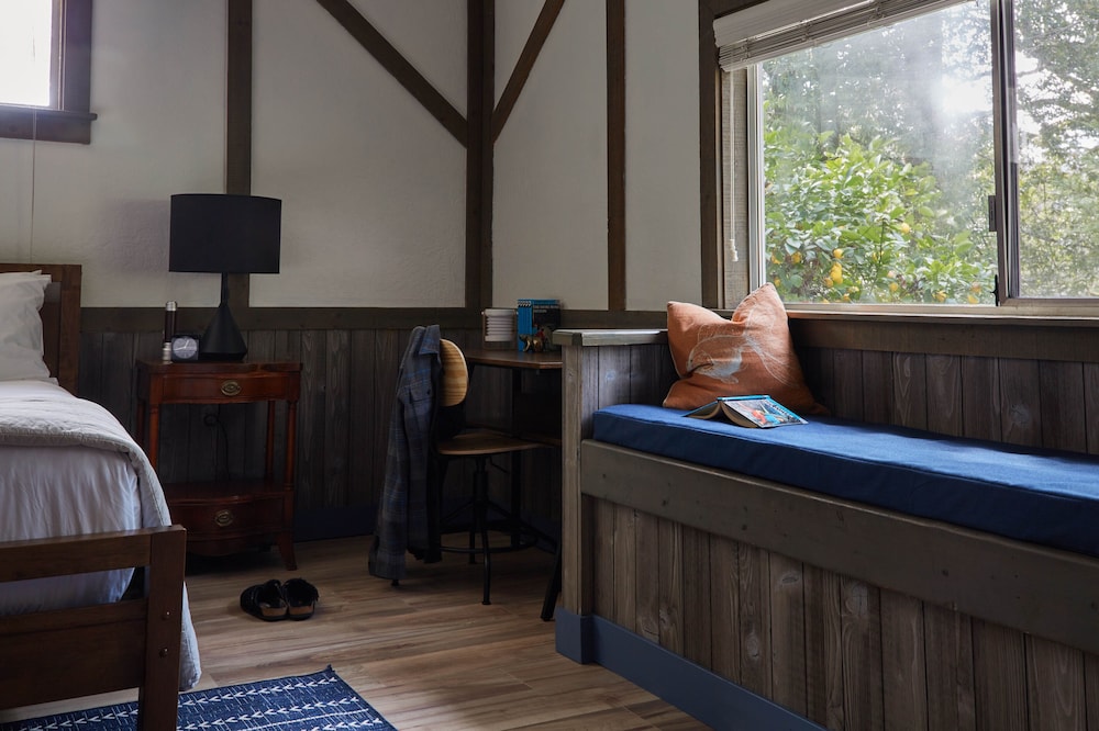 Superior Room, 1 King Bed, Fireplace photo 2