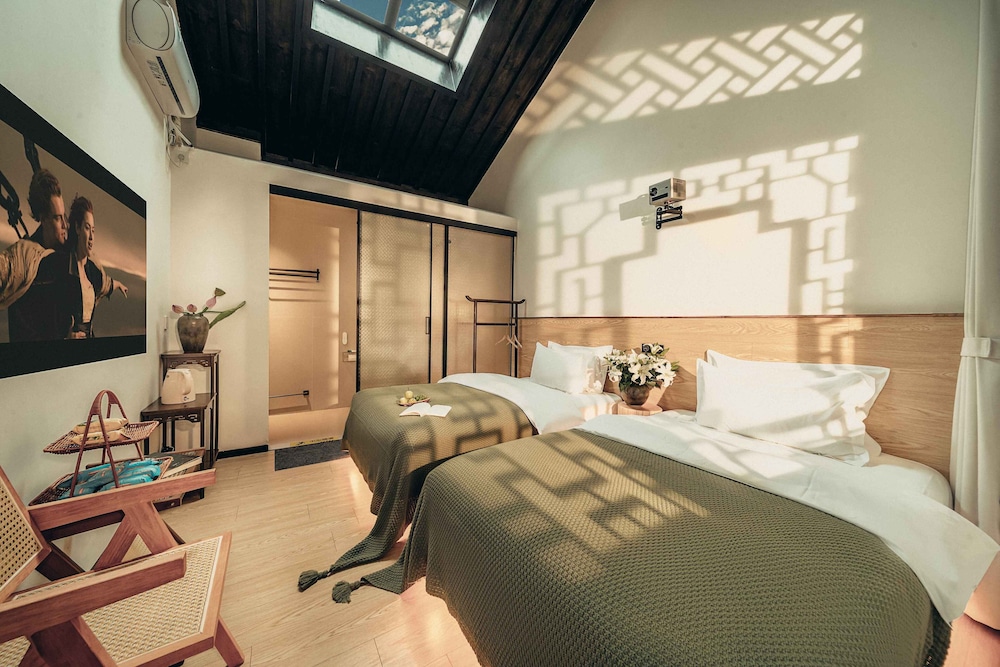 Senior Twin Room, Courtyard View