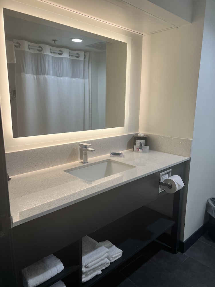 Deluxe Room, Multiple Beds - Photo 7