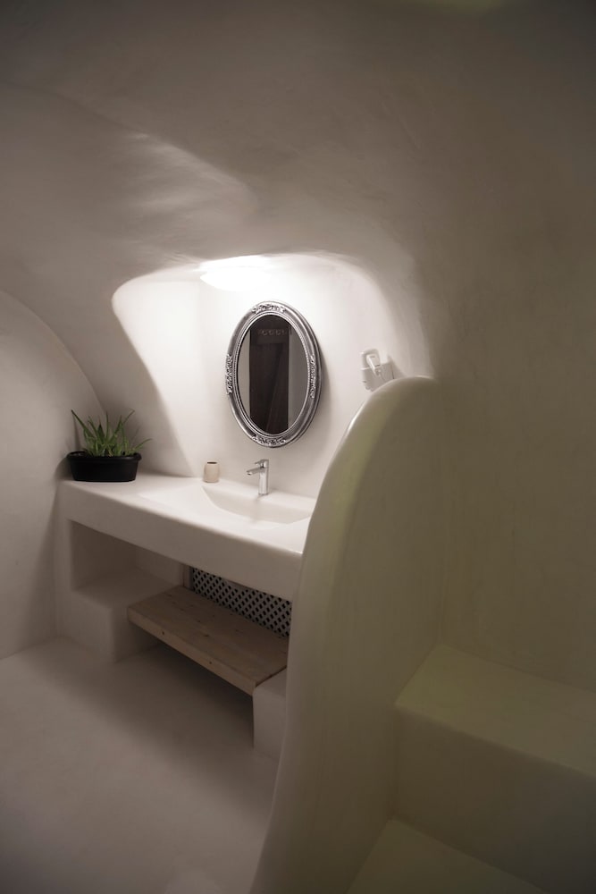 Superior Cave Suite with Hot Tub & Caldera View - Photo 2