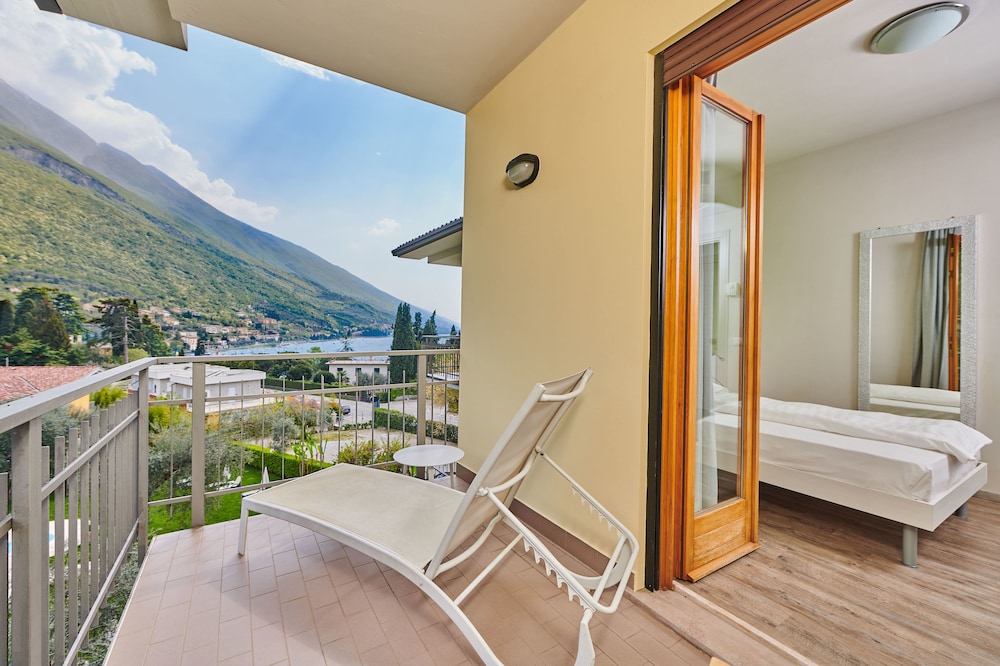 Single Room, 1 Large Twin Bed, Terrace, Mountain View photo 3