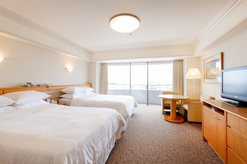 Guest room, 2 Double Beds, Disney or Bay view, Main Building, Balcony - Photo 2