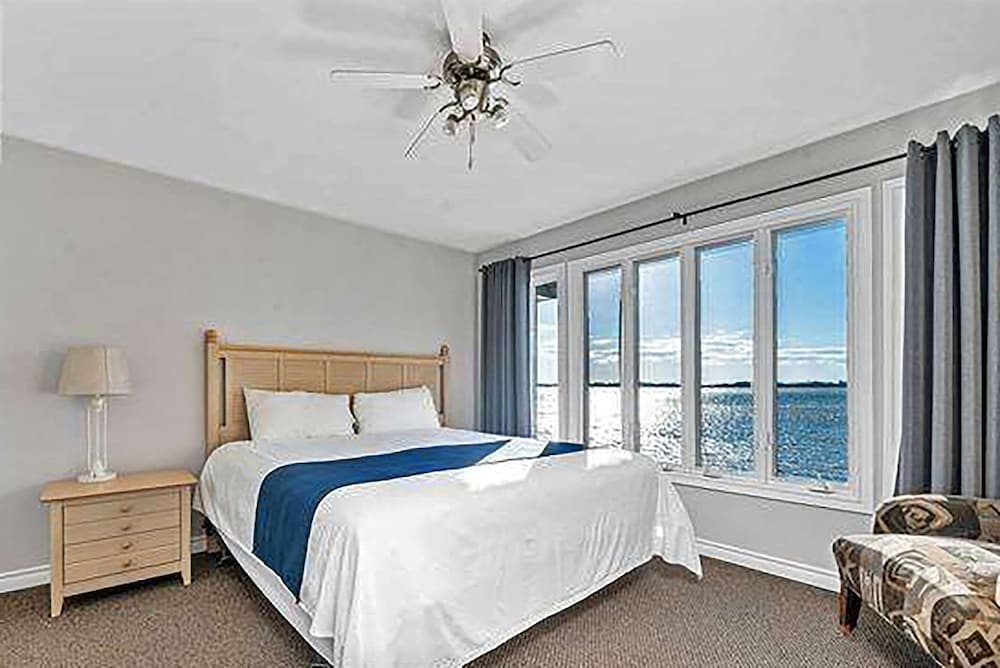Standard Room, 1 King Bed with Sofa bed, Non Smoking, Jetted Tub (Beach Front) photo 1