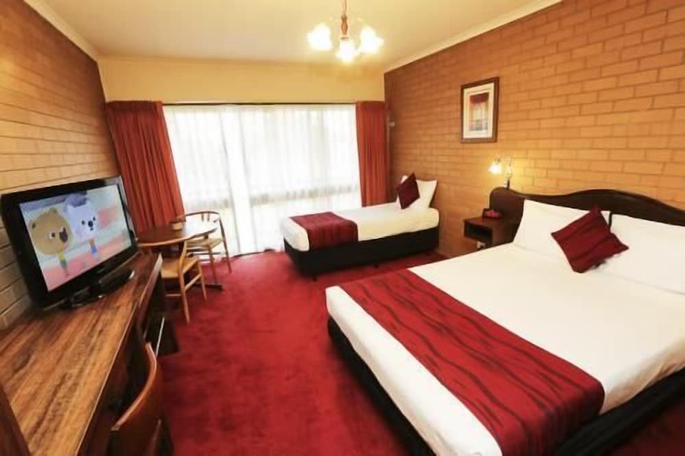 Budget Room (Queen Bed and 1 Single Bed) photo 2