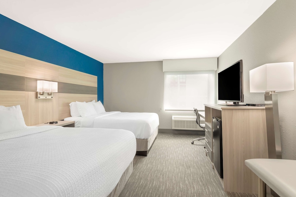 Standard Room, 2 Queen Beds, Non Smoking, Refrigerator & Microwave - Photo 3