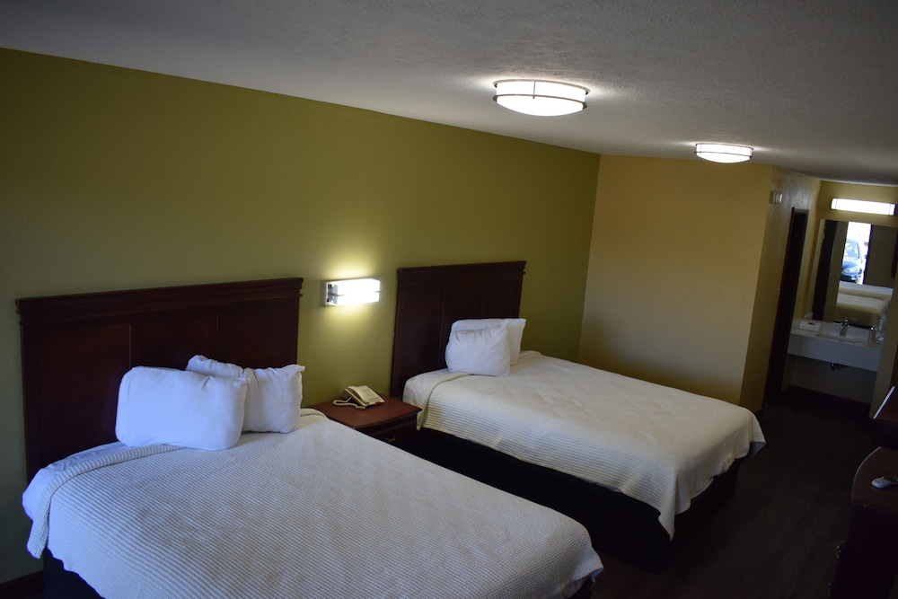Basic Room, 2 Queen Beds, Non Smoking photo 1