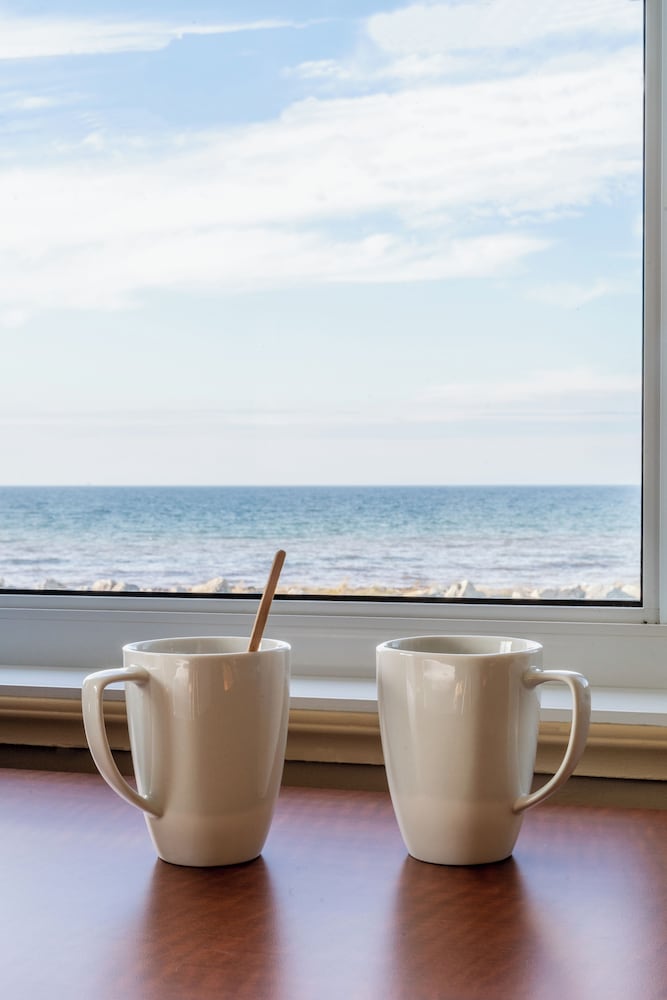 Deluxe Room, 1 King Bed, Refrigerator, Sea View photo 3