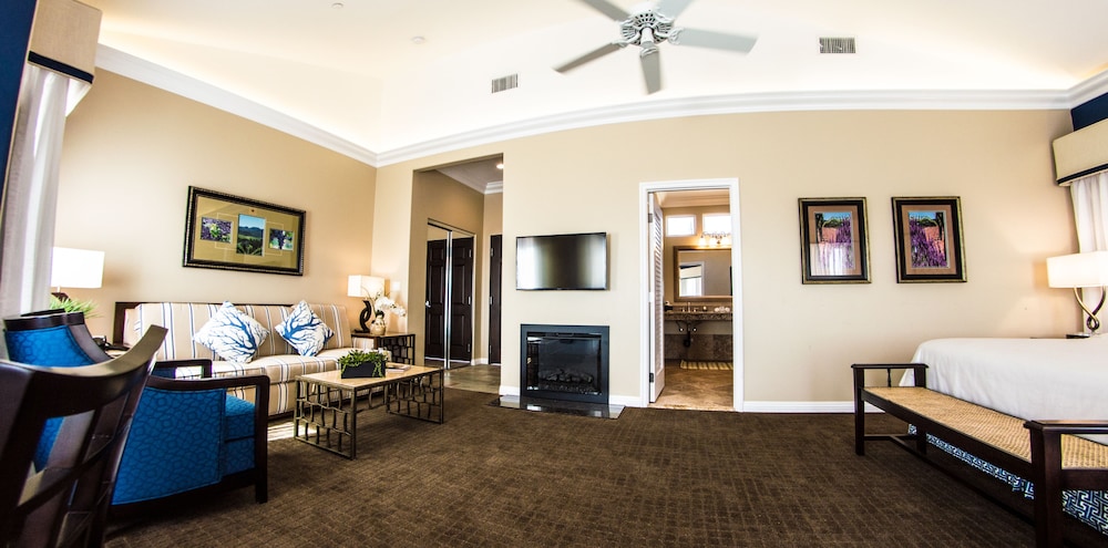 Deluxe Room (Vineyard Murphy Bed Bungalow)