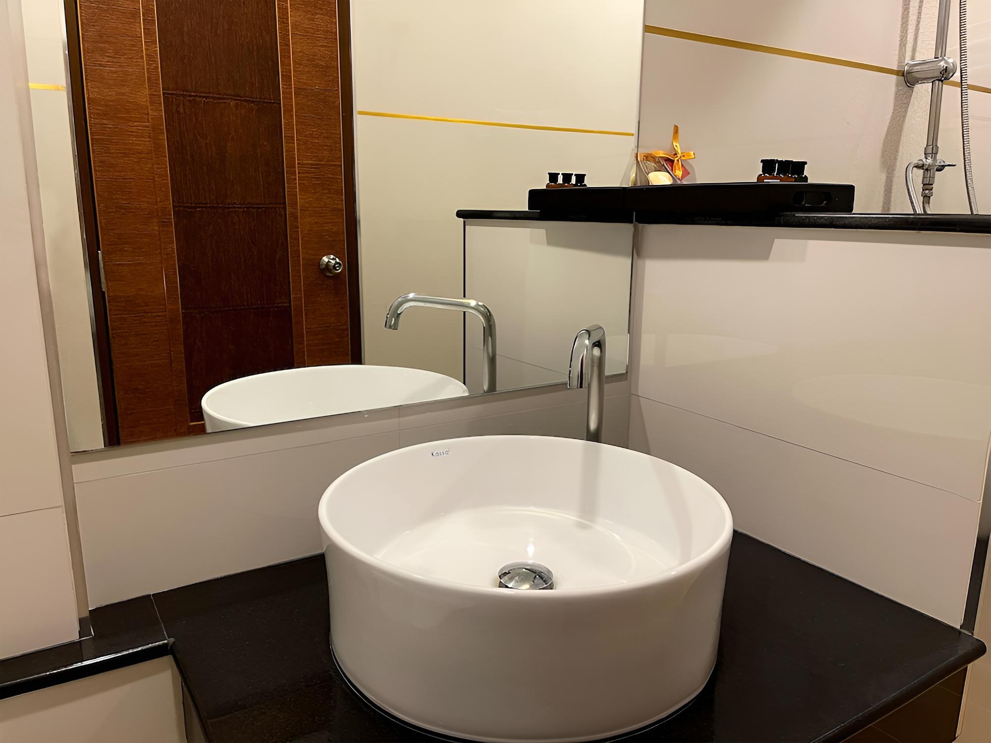 Deluxe Room with Pool View - Photo 9