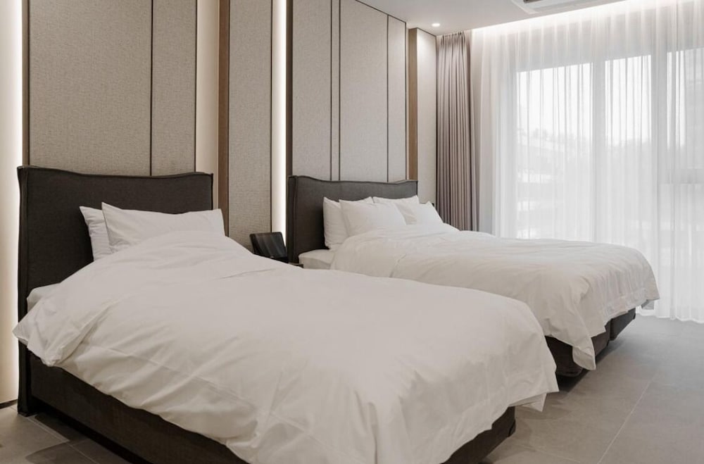 Premier Family Twin - Accessible (include Breakfast & Heated Pool)