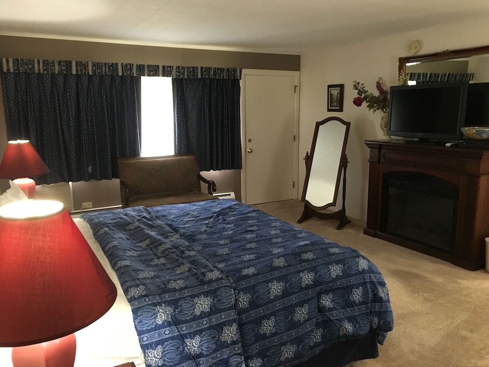 Deluxe Room, 1 King Bed photo 2