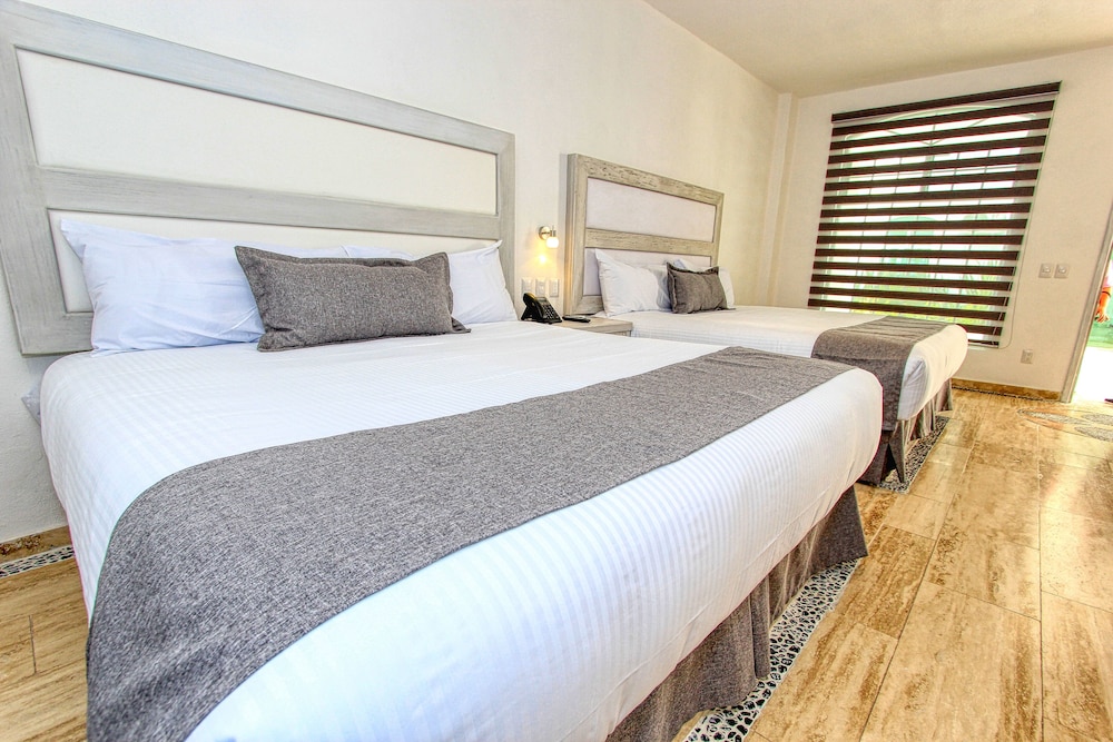 Standard Room, Multiple Beds - Photo 6
