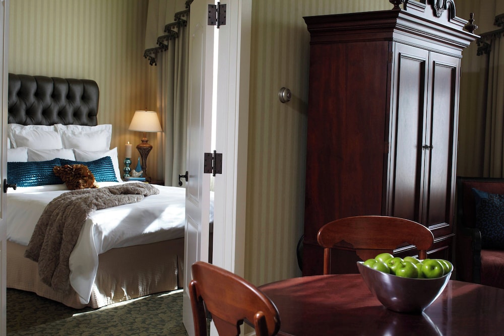 Suite, 1 King Bed with Sofa bed - Photo 1
