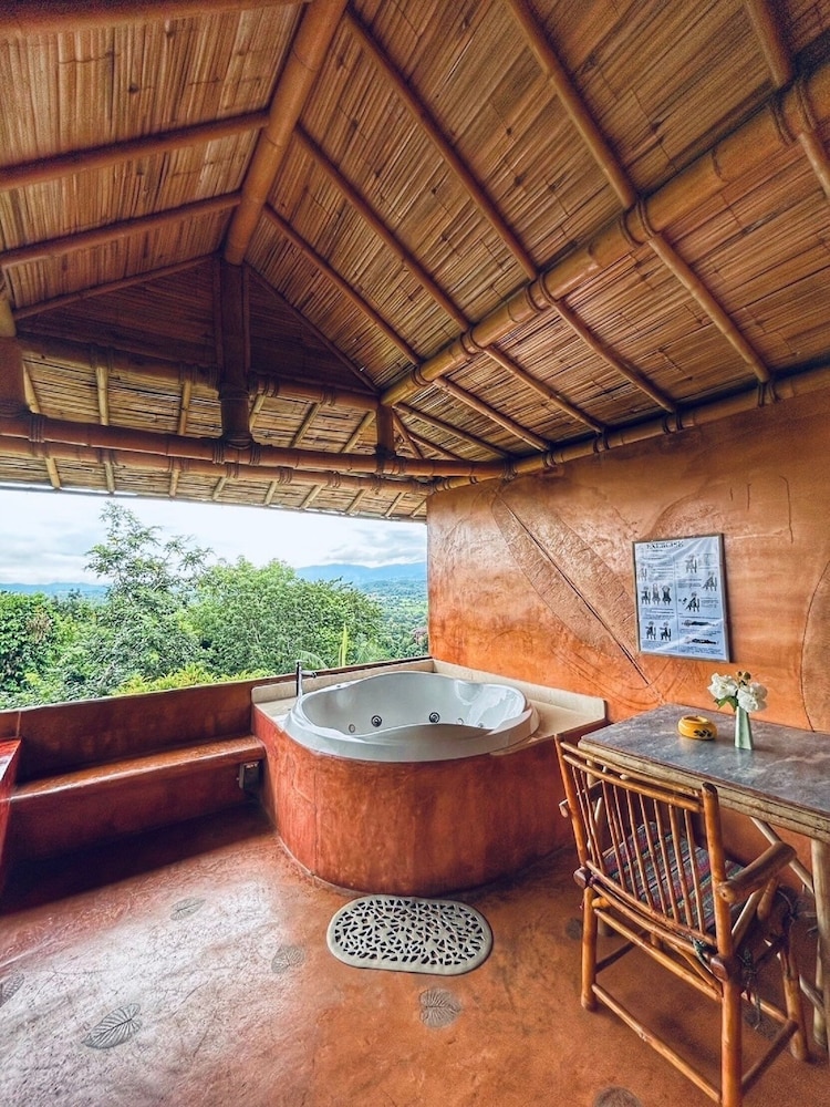 Boutique Cottage with Balcony Bathtub - Photo 8