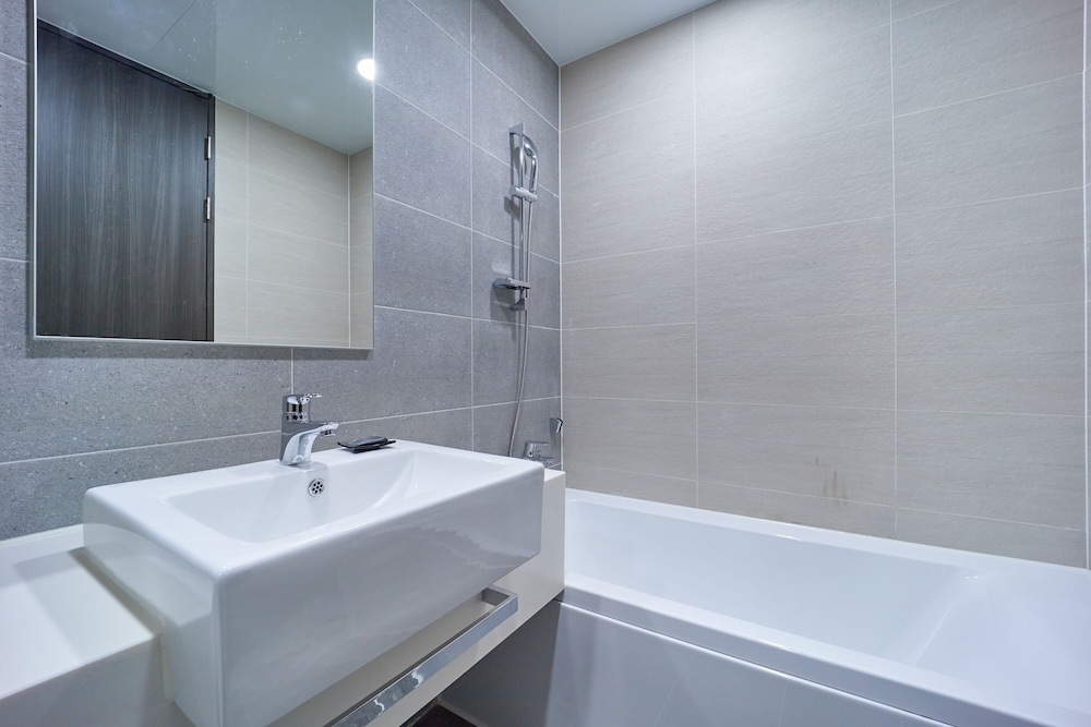 Signature Suite - Photo 8