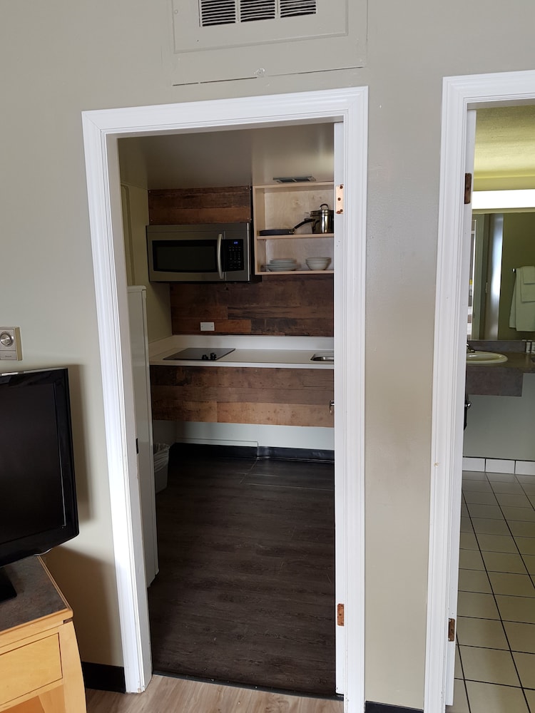 Room, 1 King Bed, Non Smoking (Pet Friendly) - Photo 6