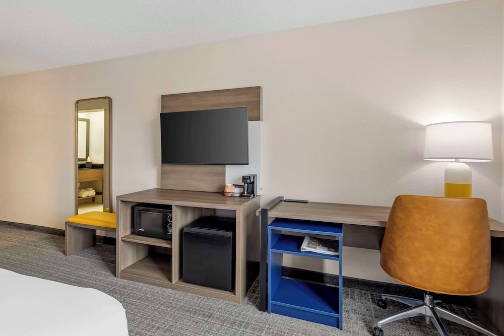 Standard Room, 1 King Bed, Non Smoking - Photo 2