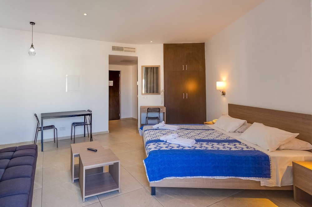 Superior Double or Twin Room, Partial Sea View photo 2
