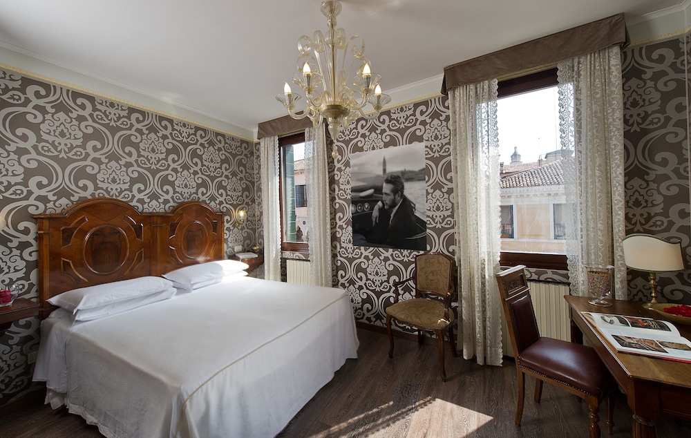 Superior Room, Canal View thumbnail 6