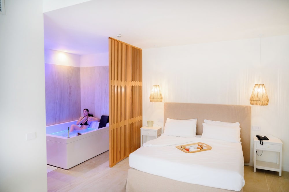 Suite, Hot Tub (Fitness)