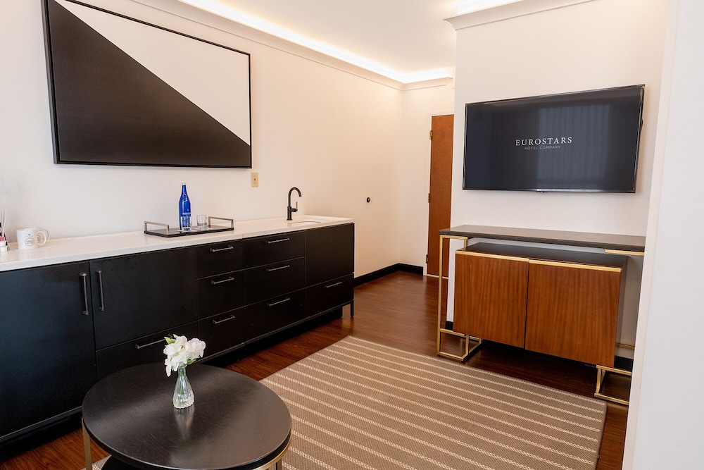 Executive Suite, 1 King Bed - Photo 4