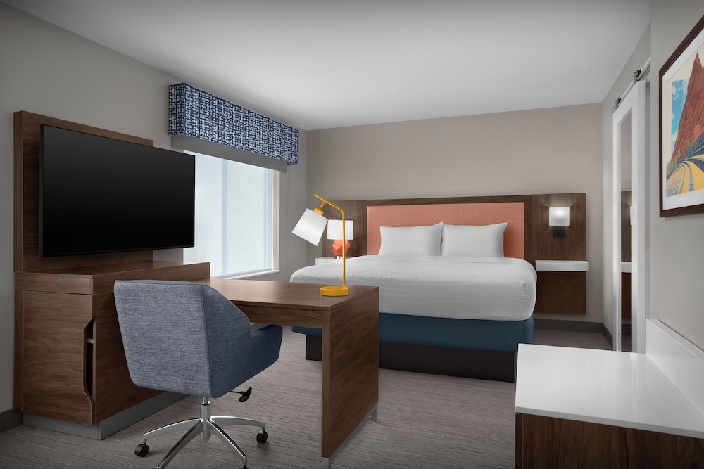 Studio, 1 King Bed, Refrigerator & Microwave (Wet bar)