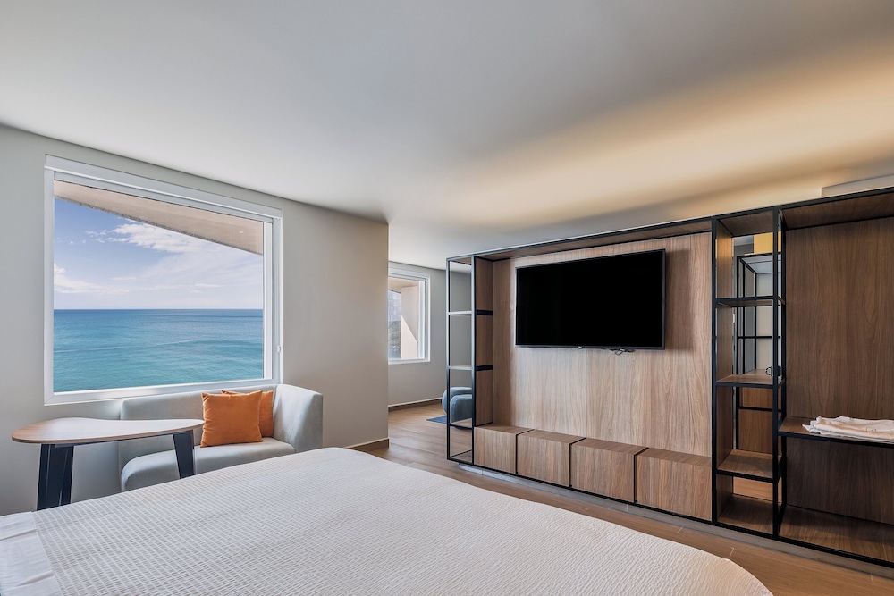 Junior Suite, 1 King Bed - Photo 1
