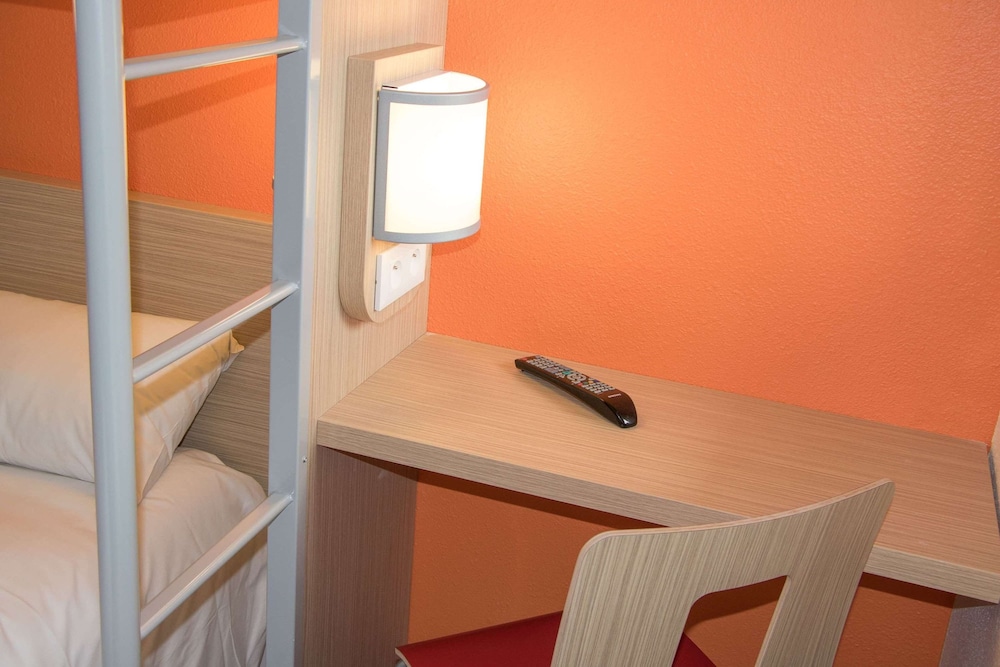 Standard Room, 3 Twin Beds - Photo 5