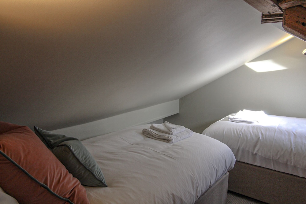Suite, Ensuite photo 2
