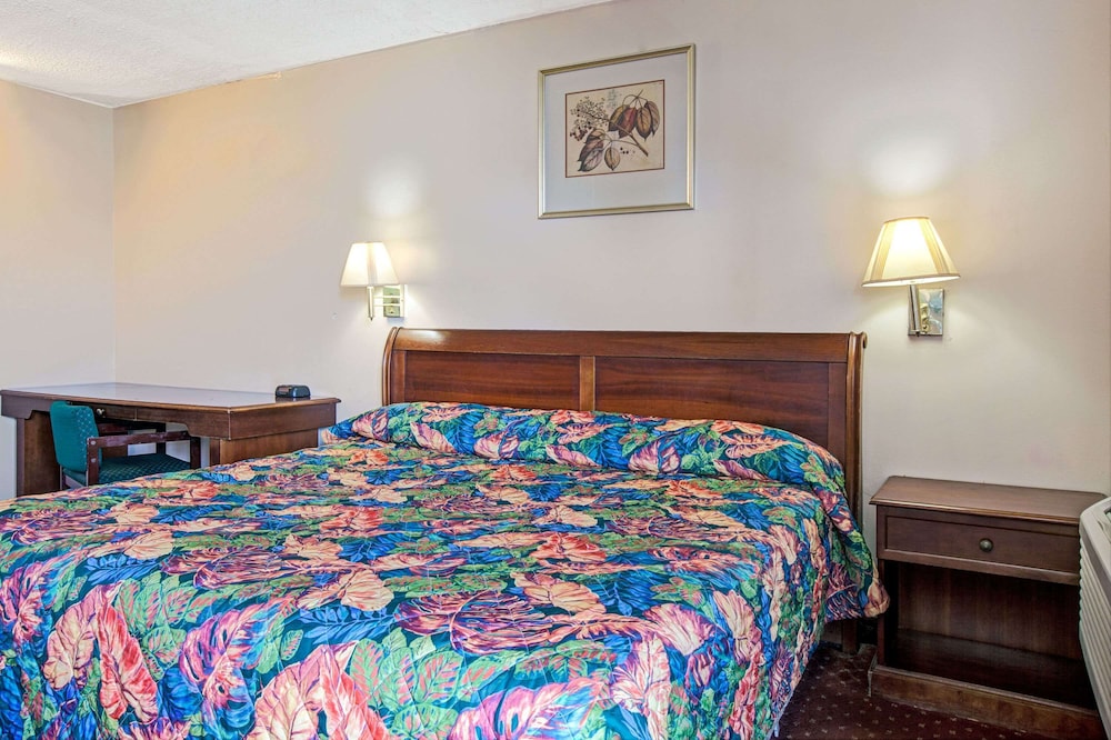 Room, 1 King Bed - Photo 3