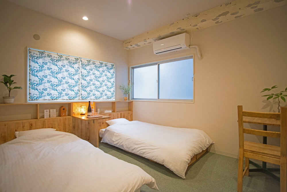 Design Twin Room, 2 Twin Beds, Shared Bathroom photo 2