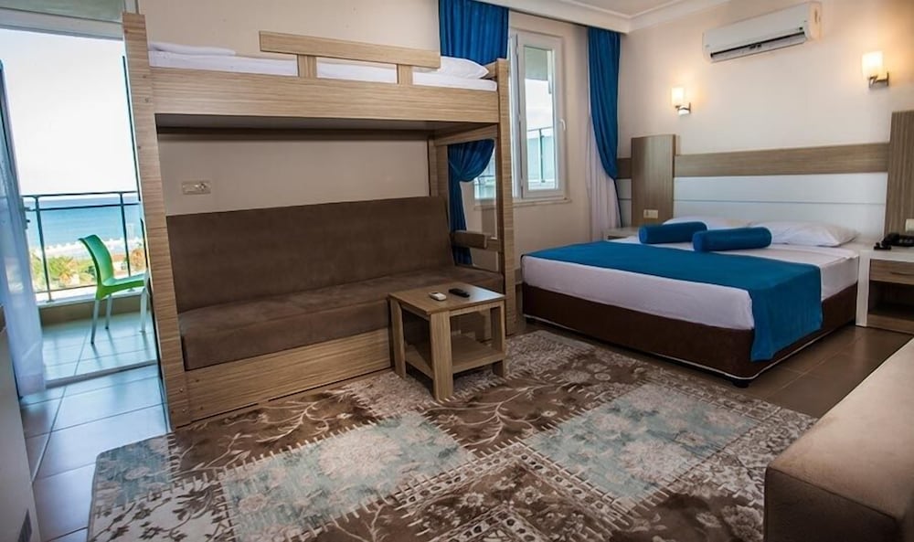 Standard Triple Room, Sea View photo 2
