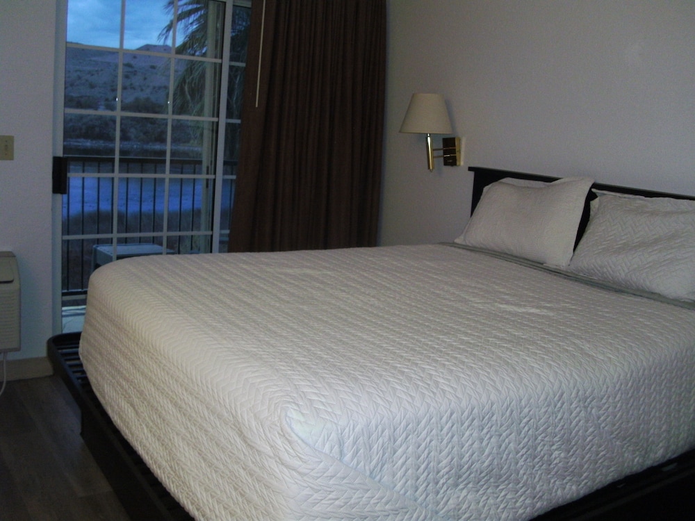 Suite, 1 King Bed, River View - Photo 7