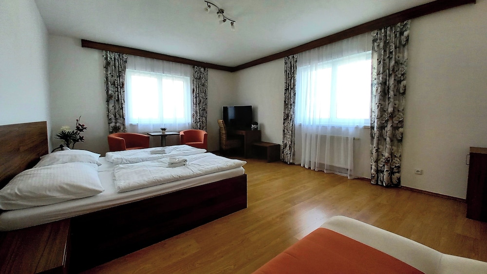 Basic Double Room, Courtyard View photo 1