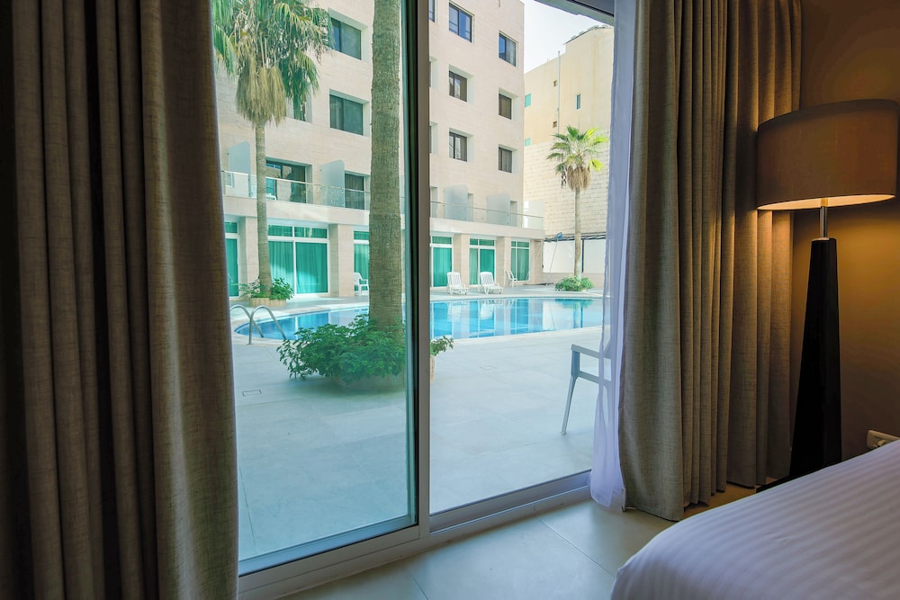 Superior Double or Twin Room, Pool Access photo 2