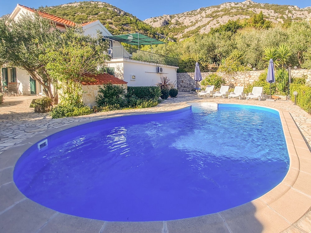 Villa (Holiday Home with Terrace, Pool and S)