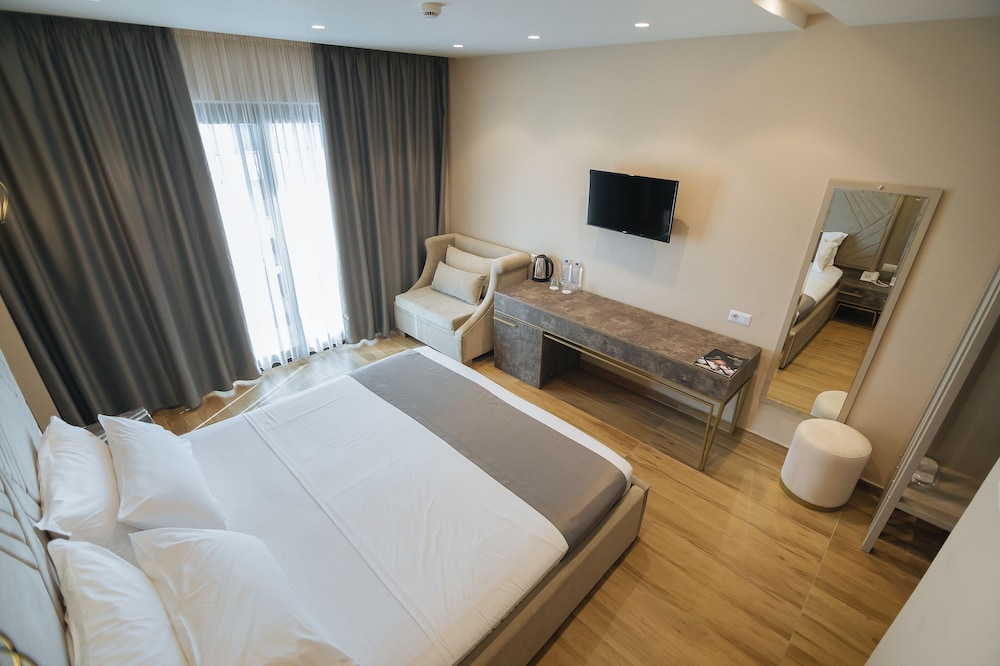 Comfort Double Room, 1 King Bed with Sofa bed, Non Smoking, Partial Sea View photo 2