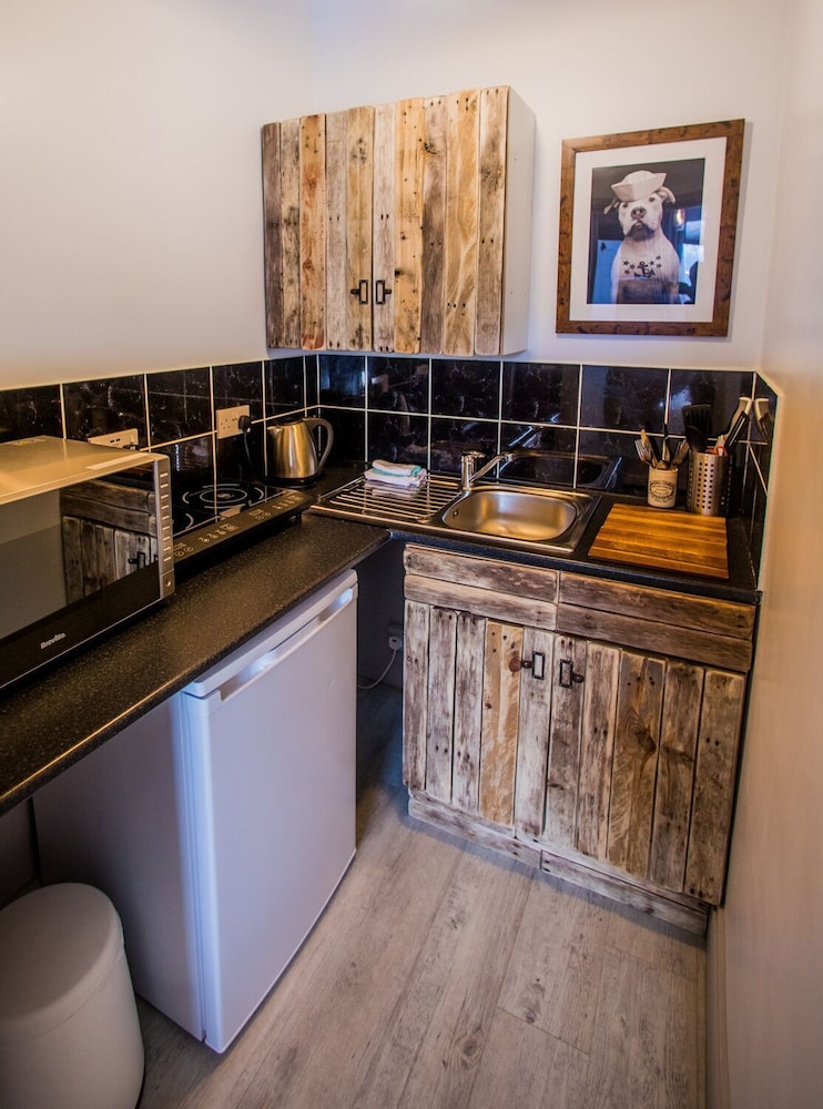 Premier Studio, Ensuite (Studio 4- Boyo) photo 3
