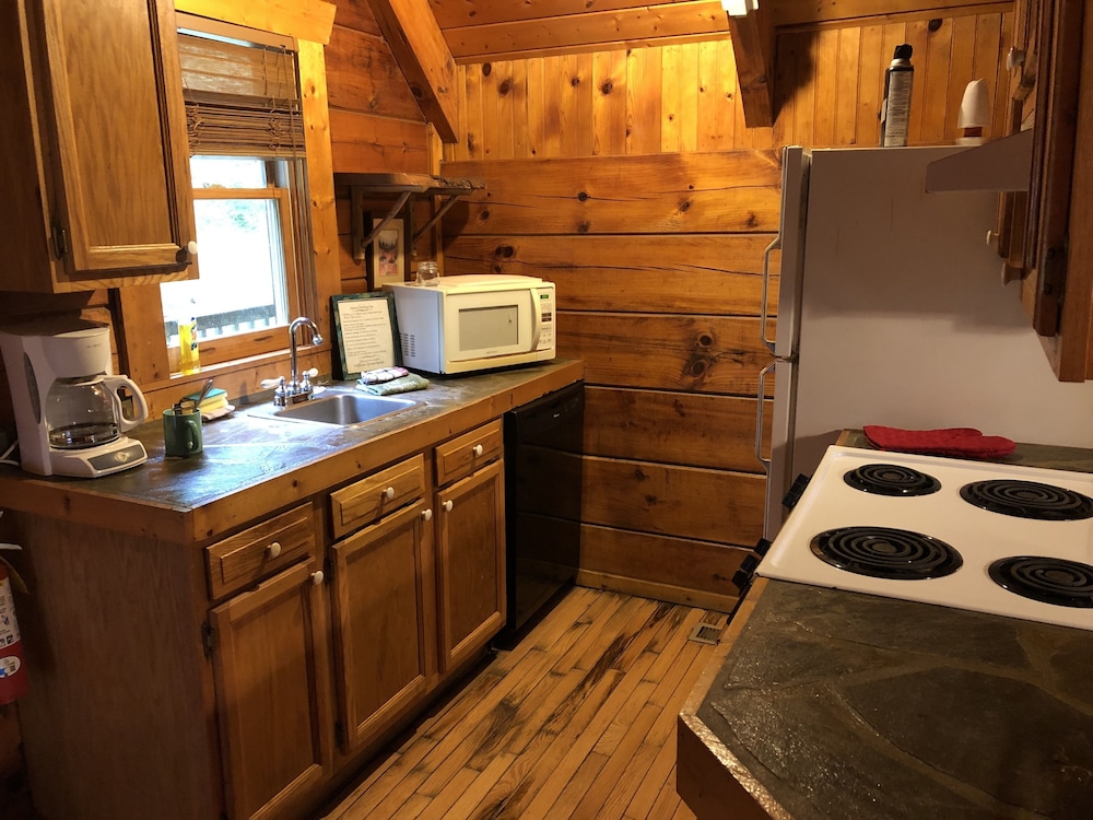 Locust Ridge Romantic Cabin photo 3
