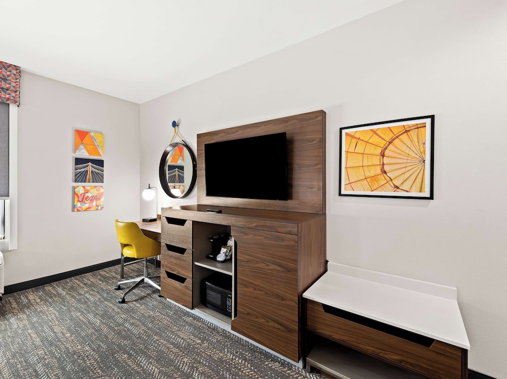 Room, 1 King Bed, Refrigerator & Microwave - Photo 4
