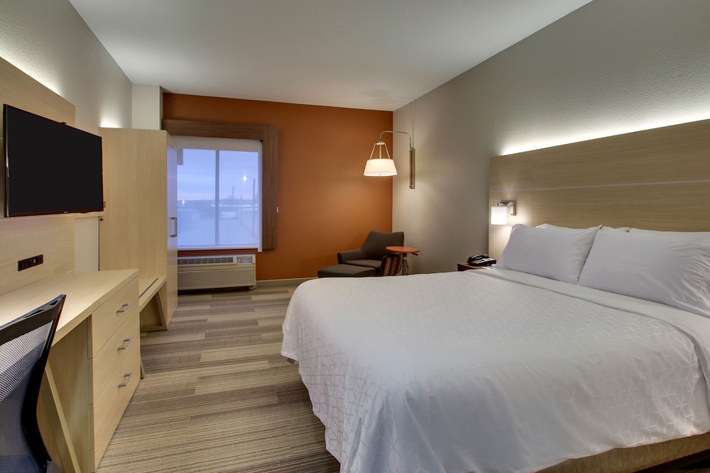Standard Room, 1 King Bed, Roll-in Shower (Communications, Mobility) - Photo 1