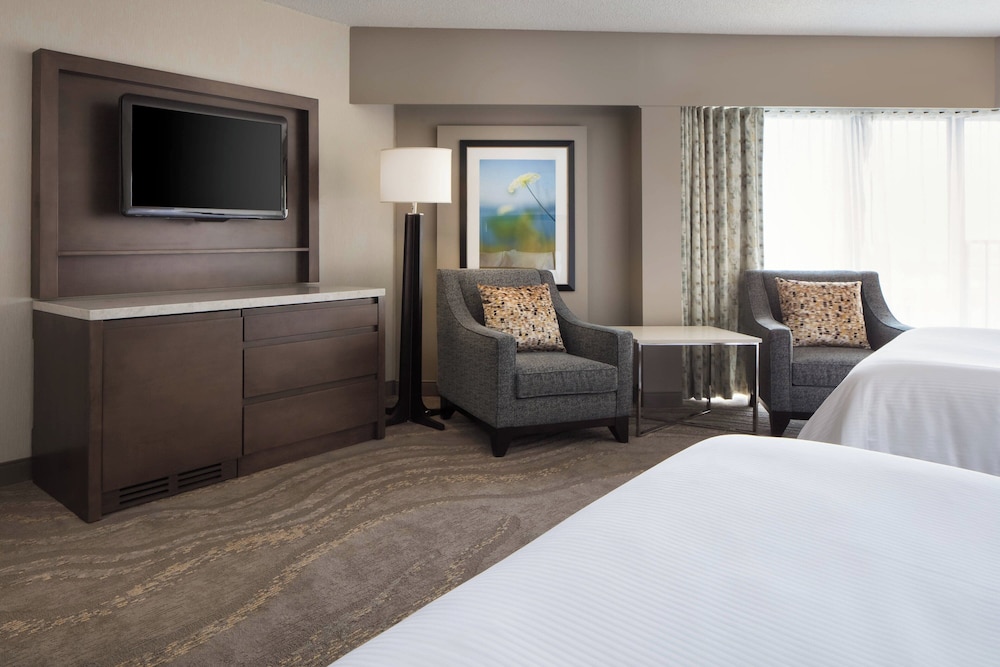 Club Room, 1 King Bed, Corner - Photo 2