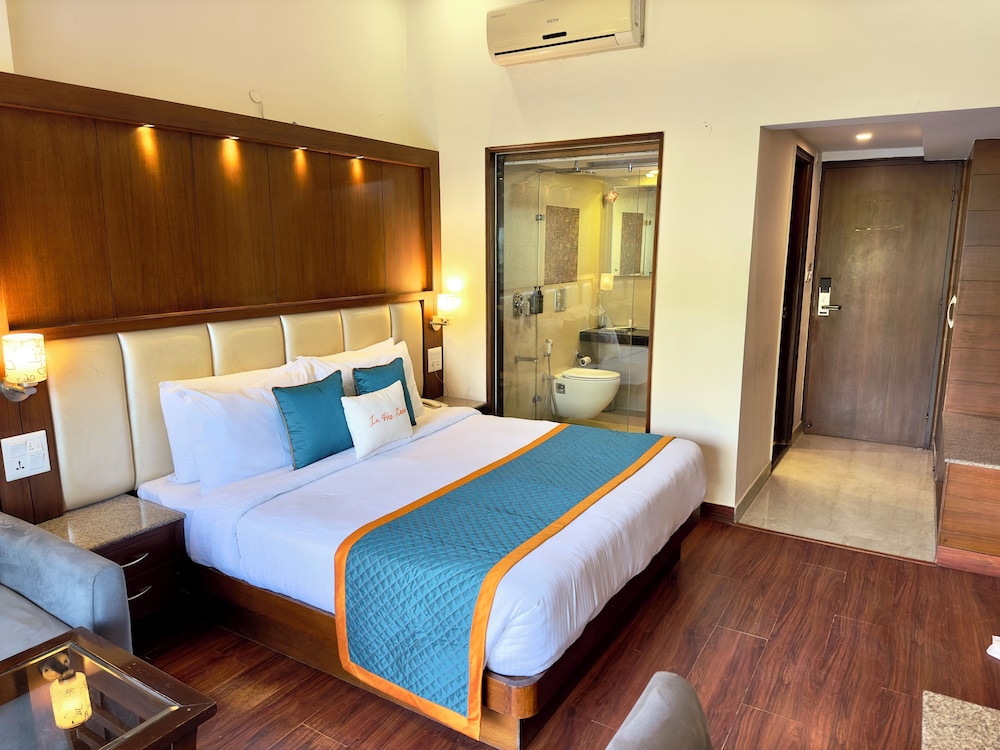 Luxe Room with Balcony - Photo 10