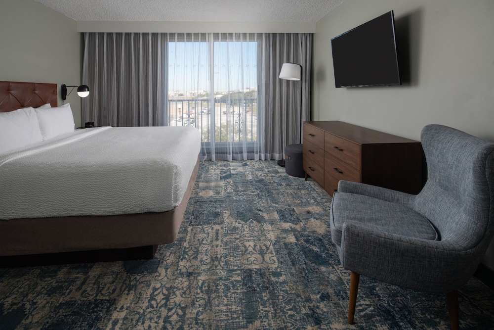 Executive Suite, 1 Bedroom - Photo 1