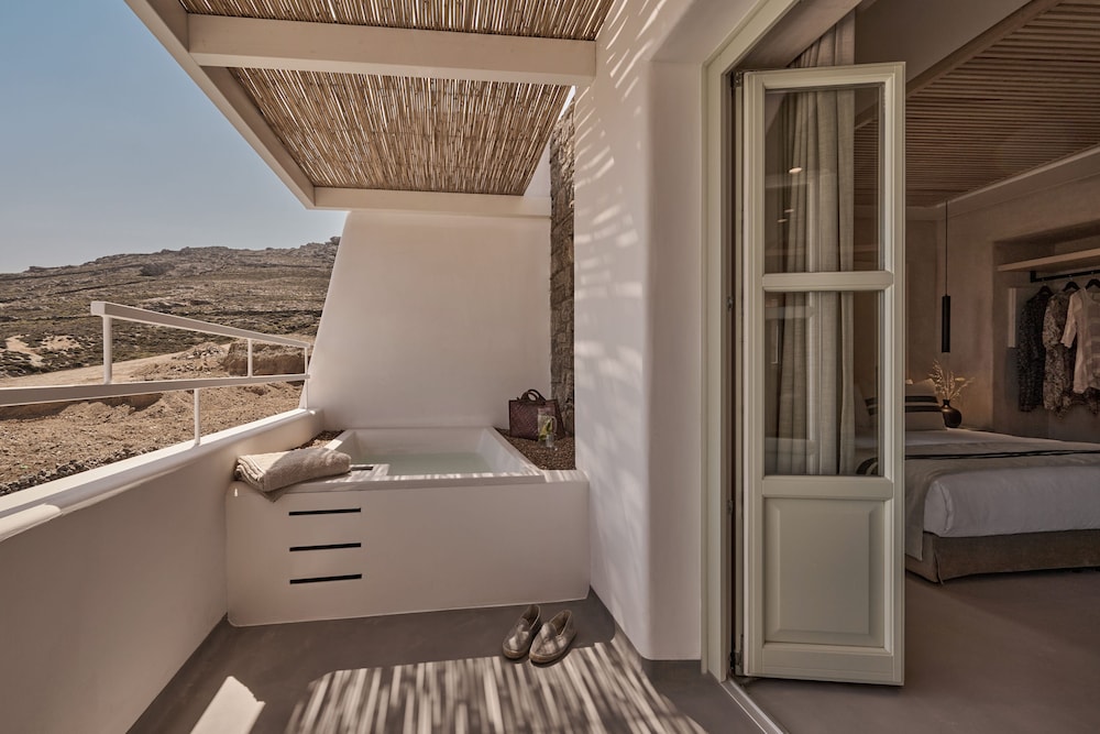 Earth Room with Sea View and Outdoor Hot Tub