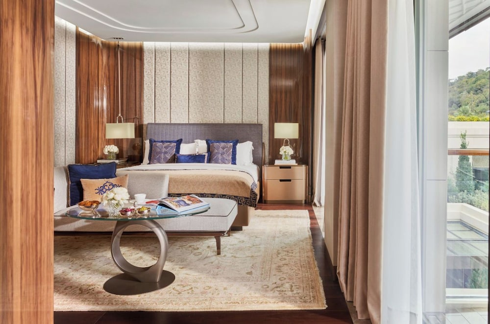 Deluxe Room, 1 King Bed photo 3