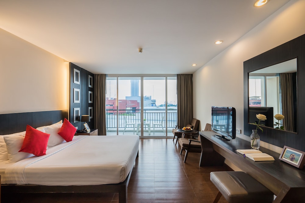 Deluxe Room, 1 King Bed, City View - Photo 6