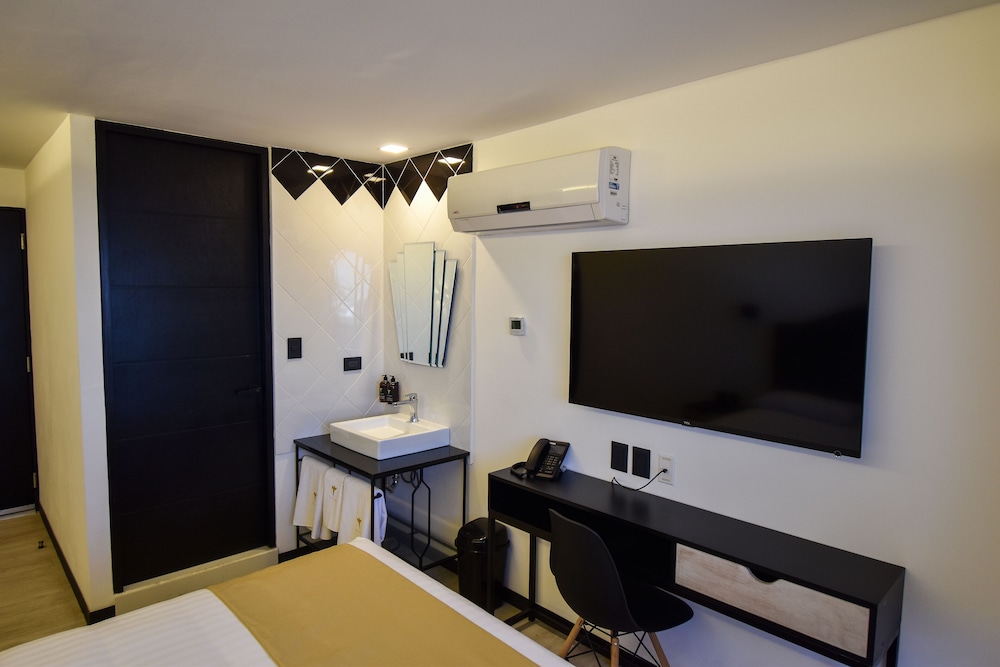 Room, 1 Queen Bed, City View photo 2