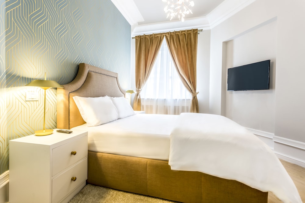 Suite - Photo 1