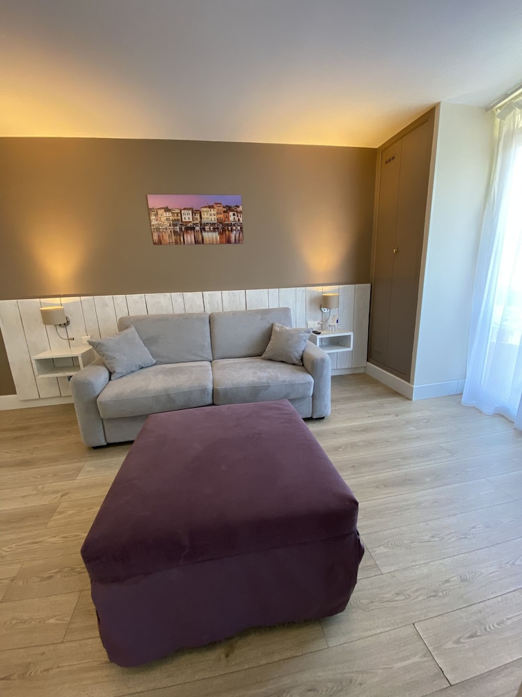 Junior Suite, 1 Queen Bed, Non Smoking, Balcony (with Sofabed) photo 2